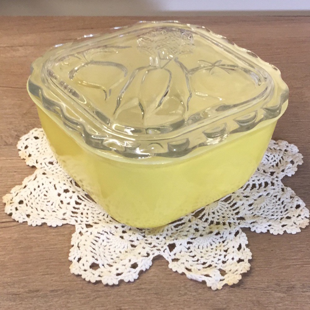 Jeanette Glass Fridge Dish With Scalloped Lid